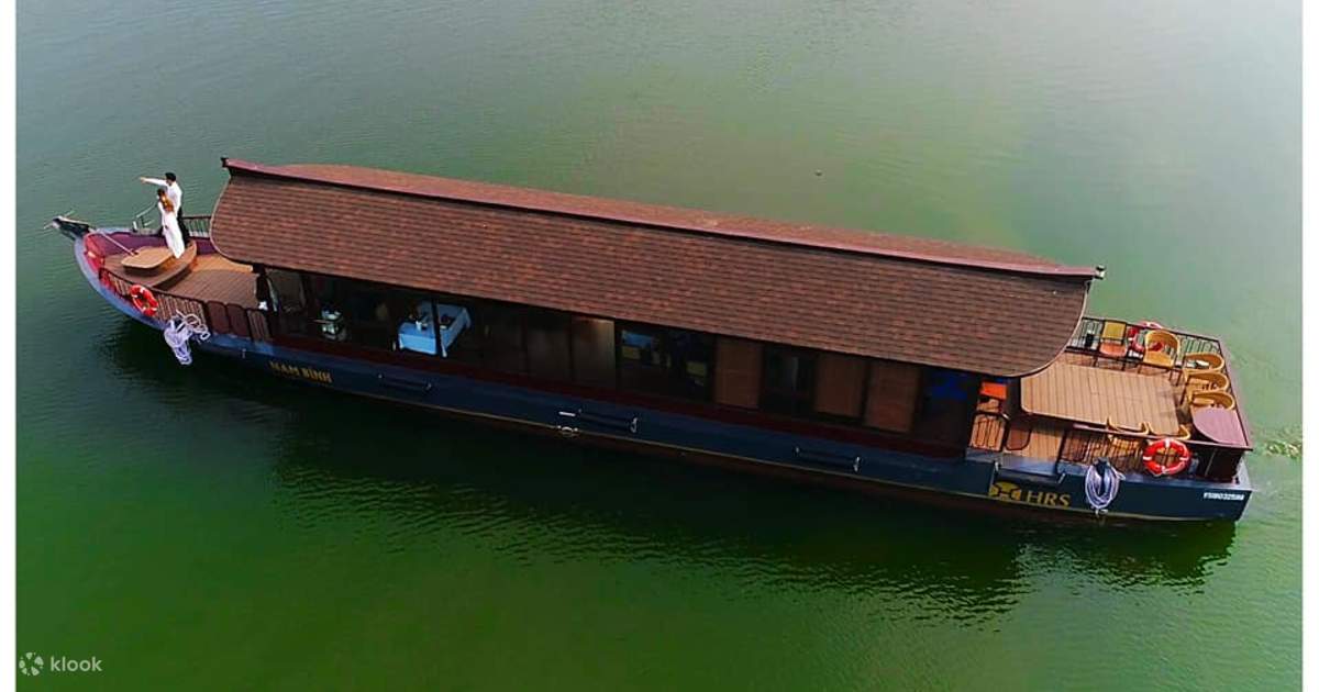 Sông Hương: Hãy chiêm ngưỡng hình ảnh của sông Hương, con sông yên bình và đẹp như mơ, là nơi để bạn thư giãn và tìm lại sự cân bằng trong cuộc sống.
