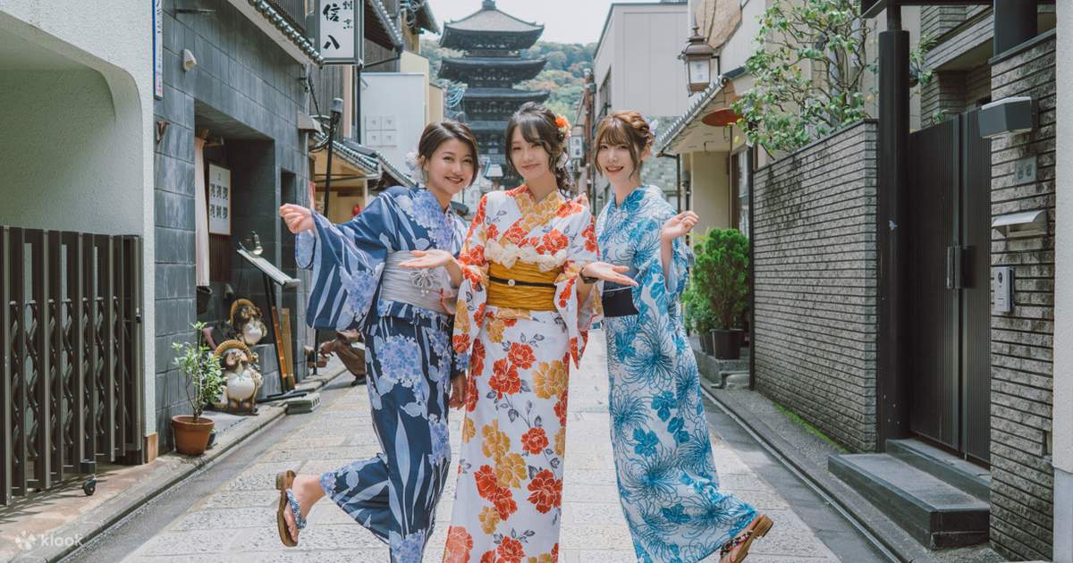 Kimono rental experience at Kiyomizu Temple in Kyoto showing tourists in traditional dress with professional photography services and optimal lighting for stunning kimono portraits