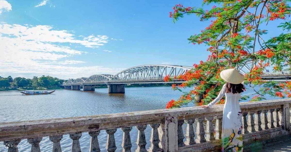 Sông Hương - con sông lịch sử và thiêng liêng được xem là một biểu tượng đặc trưng của Huế. Xem hình ảnh để đắm mình vào cảnh sắc nơi sông Hương quyến rũ.