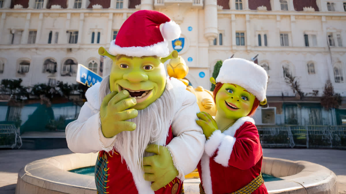 Treffen Sie Shrek und Fiona, die in ihren festlichen Weihnachtsmannkostümen festliche Stimmung verbreiten!