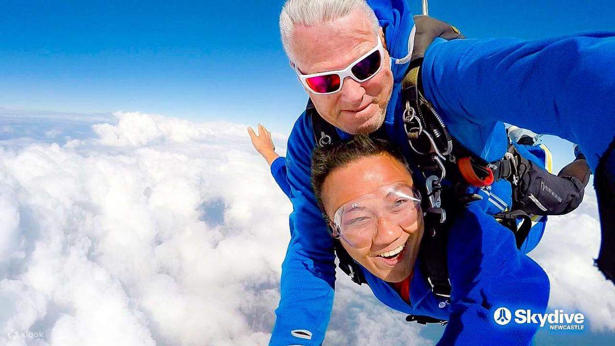 2 orang menyelam udara