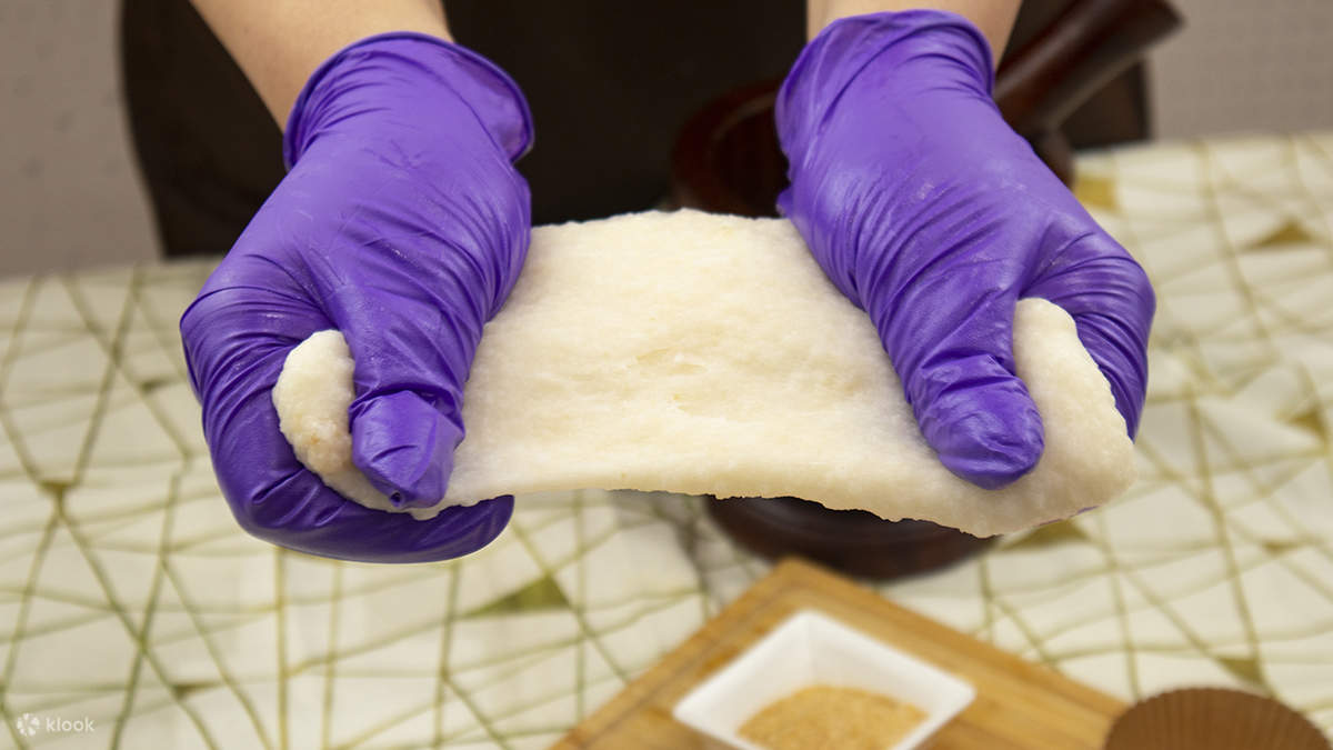 Mochi tươi ngon, dẻo dai được giã bằng tay