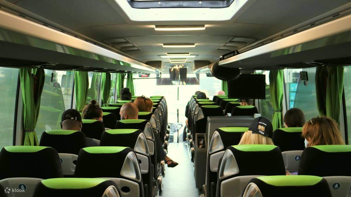 Fahrgäste sitzen bequem mit persönlichem Freiraum und genießen die klimatisierte Fahrt nach Mailand