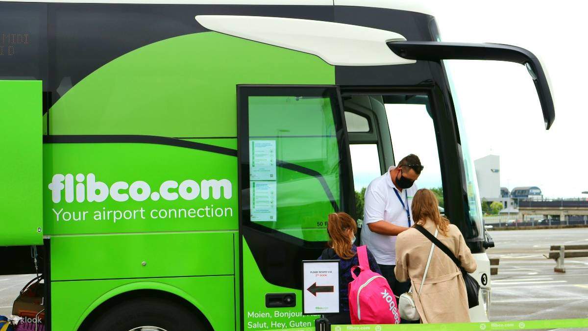Fahrgäste steigen in einen modernen, geräumigen Bus mit viel Beinfreiheit und Klimaanlage.
