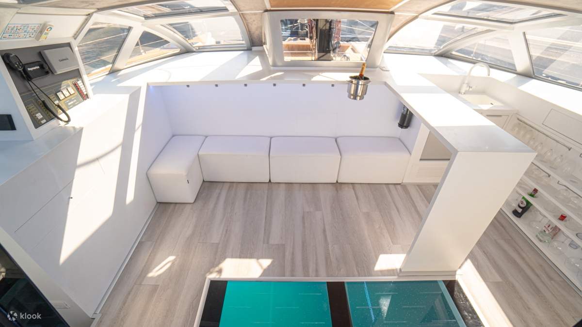 Un interno accogliente ed elegante progettato per la migliore esperienza in catamarano