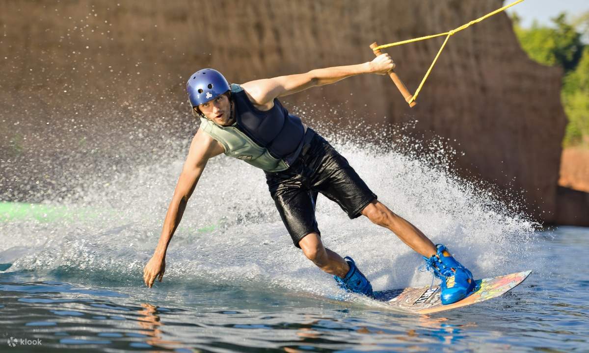 男性のウェイクボード