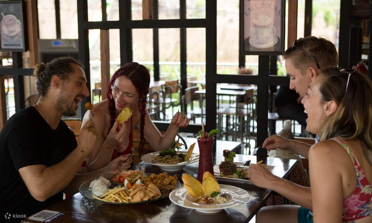 食事を楽しむ人々