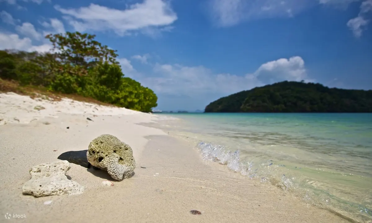 Pulau Kentut 岛的白色沙滩