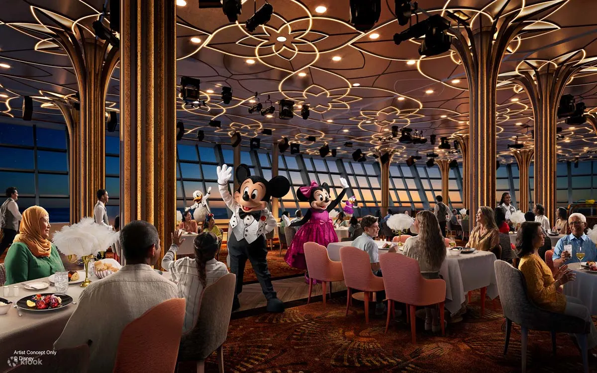 Hollywood Spotlight Club: Dine on regional and international dishes in a glamorous setting inspired by Hollywood’s Golden Age. Enjoy live entertainment from Disney characters like Mickey and Minnie Mouse and Donald and Daisy Duck for a fun-filled evening!