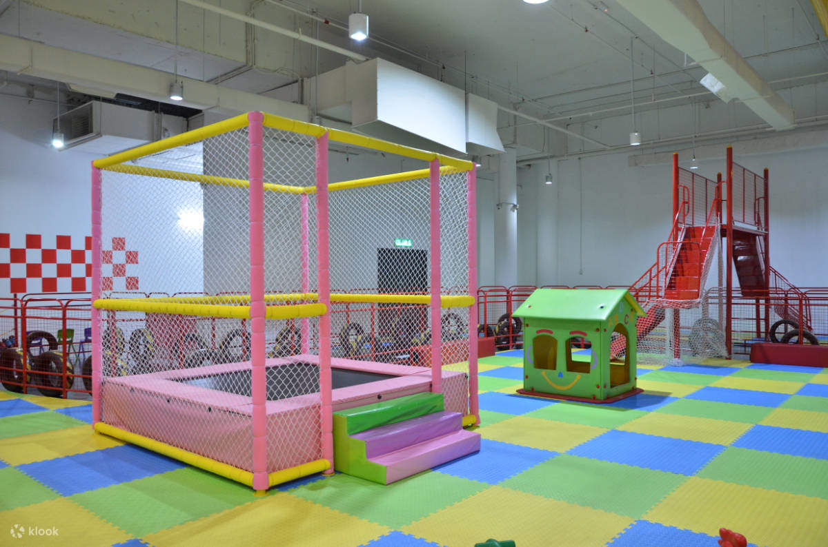 trampolín en el patio interior