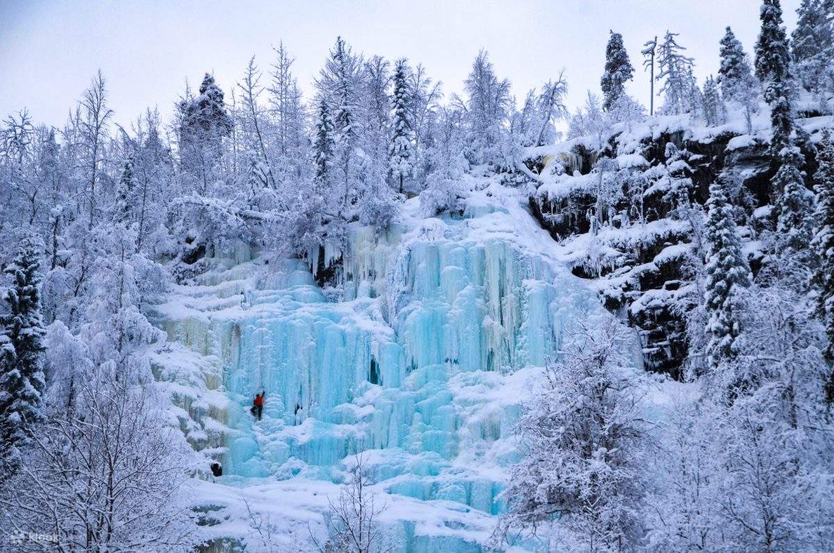 Pendakian Air Terjun Beku Kourouoma