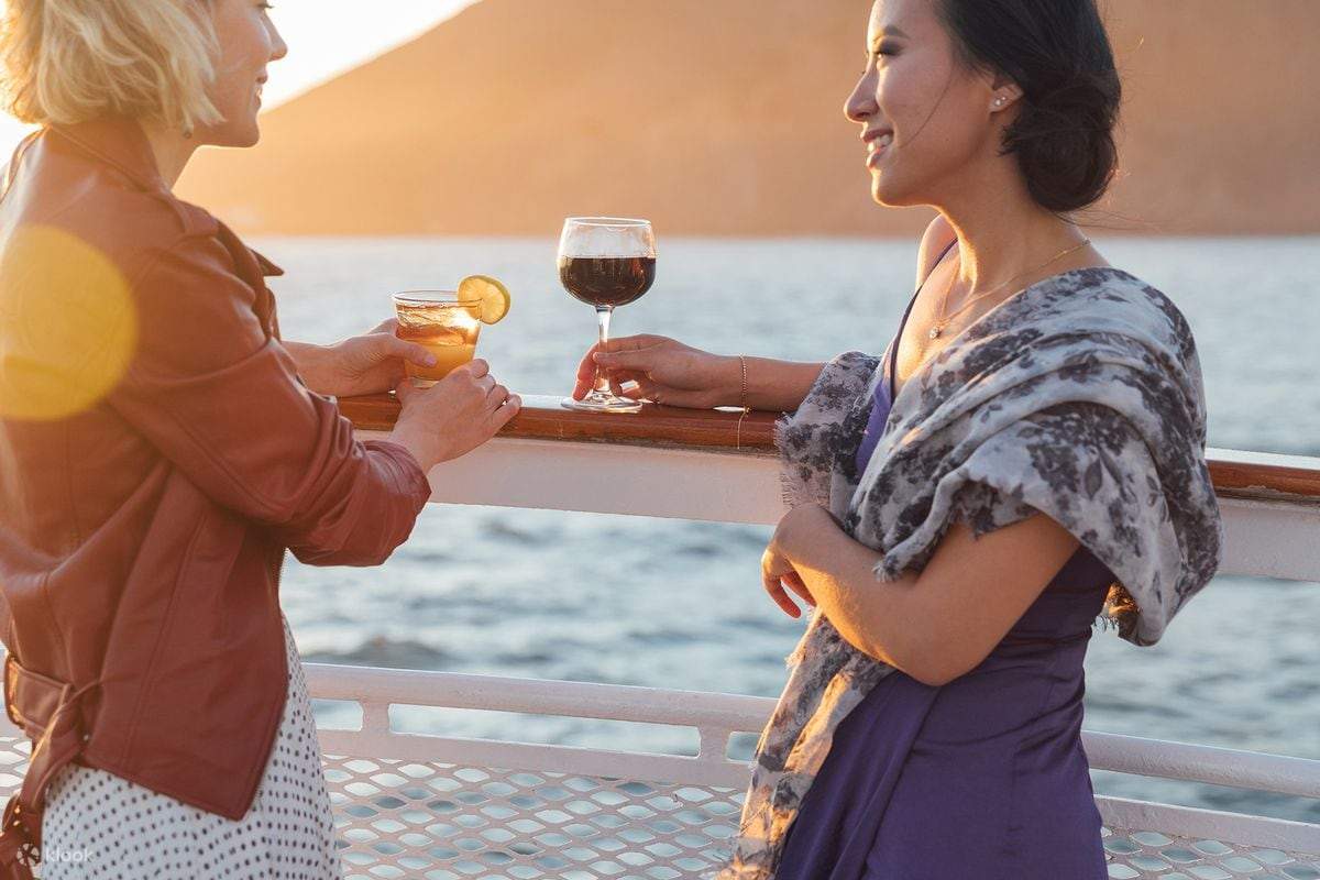 ผู้หญิงสองคนคุยกันบนดาดฟ้า