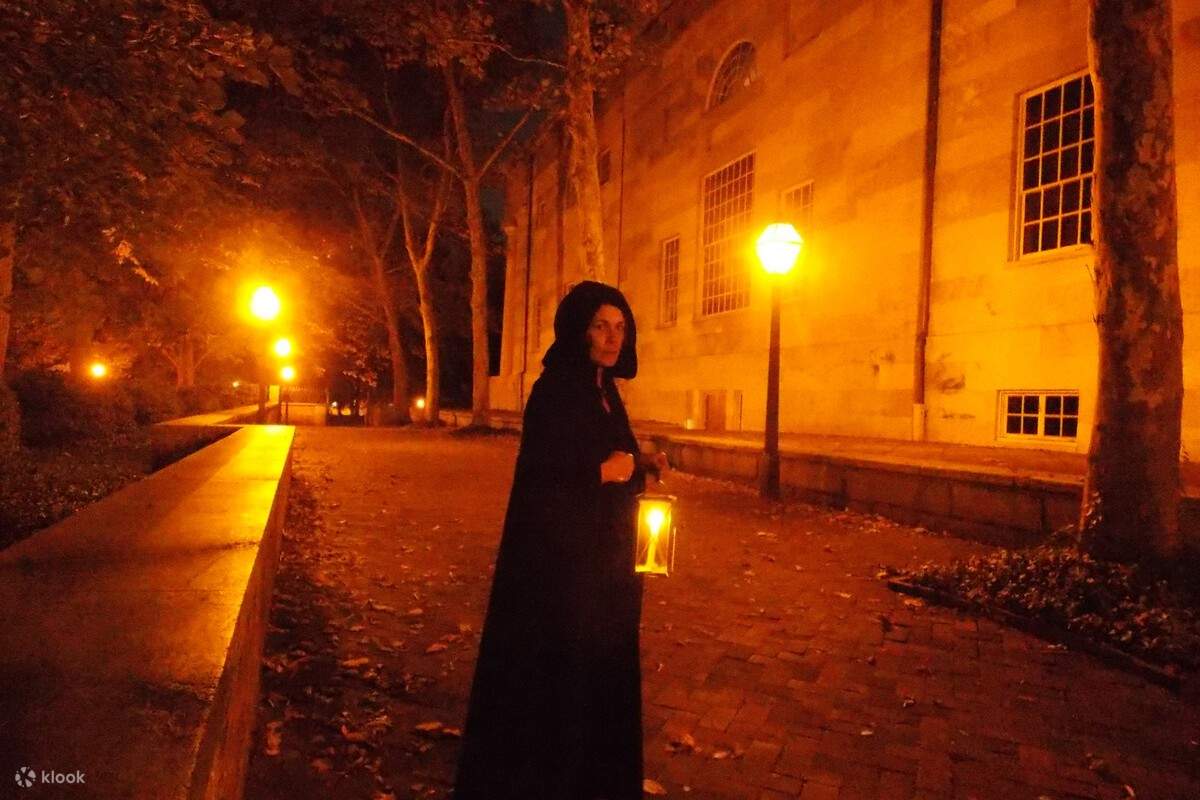 マントを羽織った人