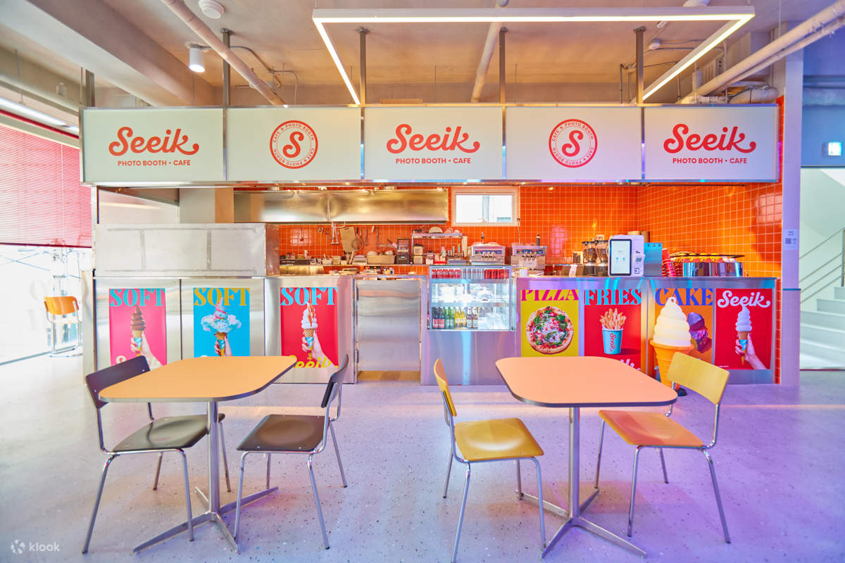 这是Seek Photo Studio二楼的咖啡厅。请在这里提供您的预订名称，以兑换您的优惠券以获得免费的美式咖啡！