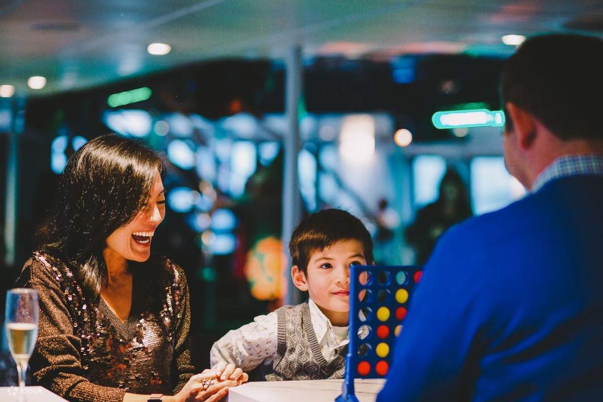 una famiglia che gioca a un gioco da tavolo