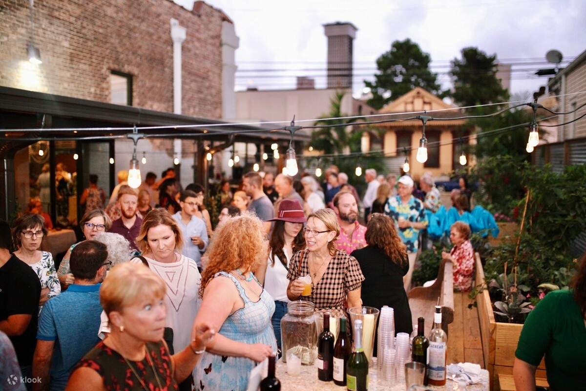 美食街上的人們