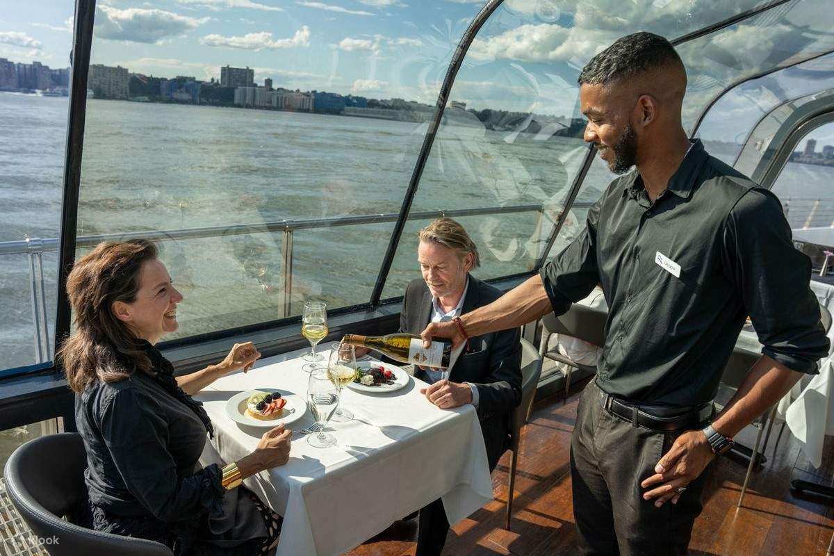 Un serveur versant des boissons