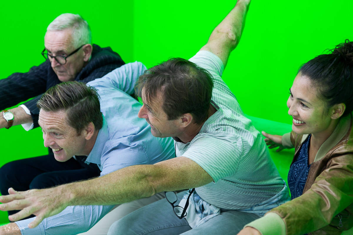 Một nhóm du khách tạo dáng như đang bay trong suốt trải nghiệm