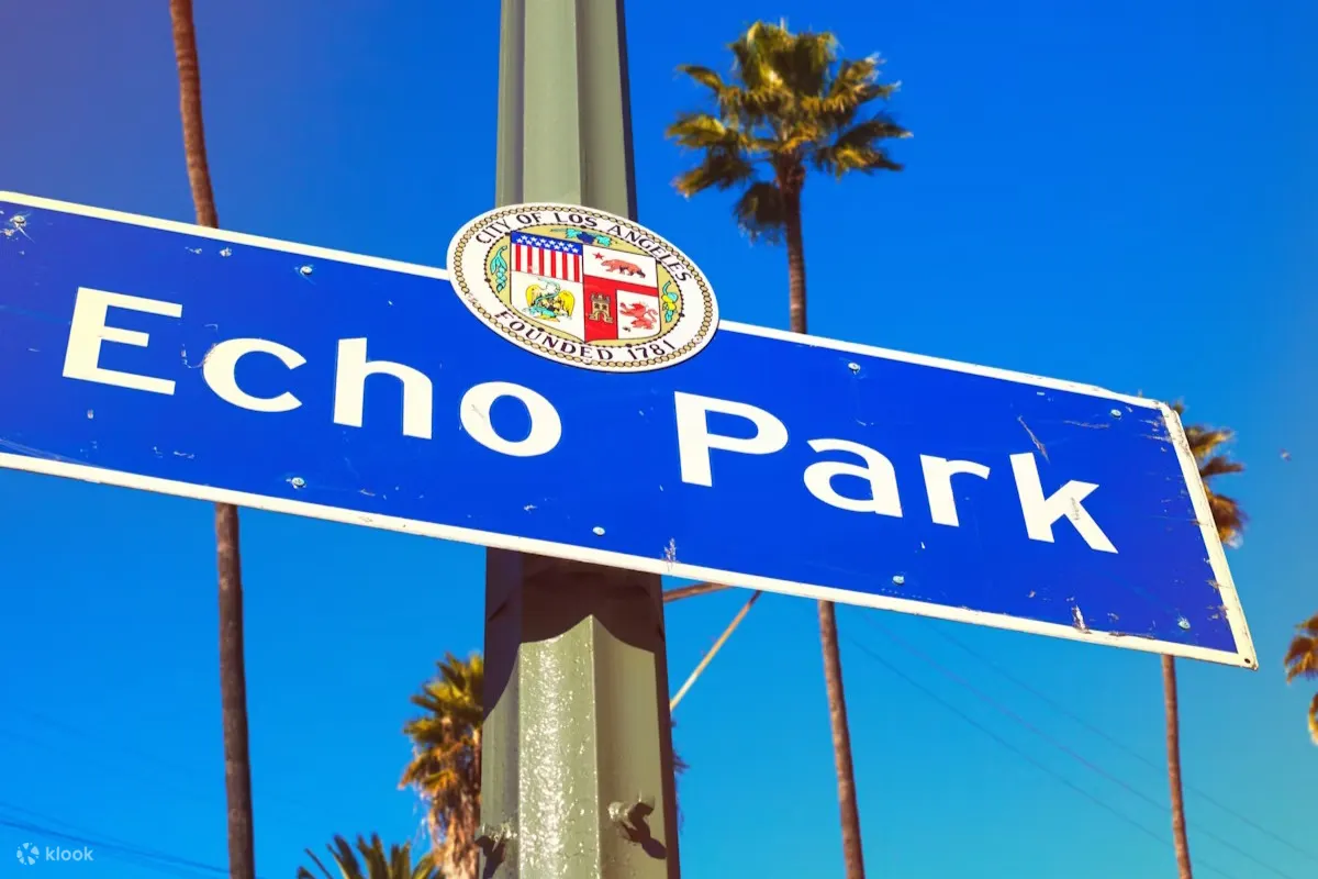 在回声公园湖 (Echo Park Lake) 享受轻松的一天，在加州阳光下踩天鹅船