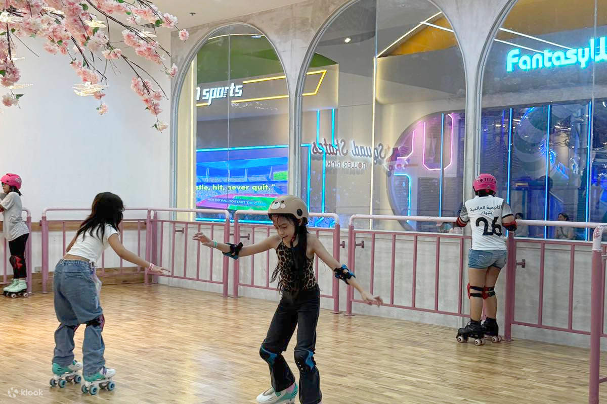 Meluncur mengikuti irama musik yang menyenangkan, menciptakan suasana ceria yang sempurna di arena seluncur es