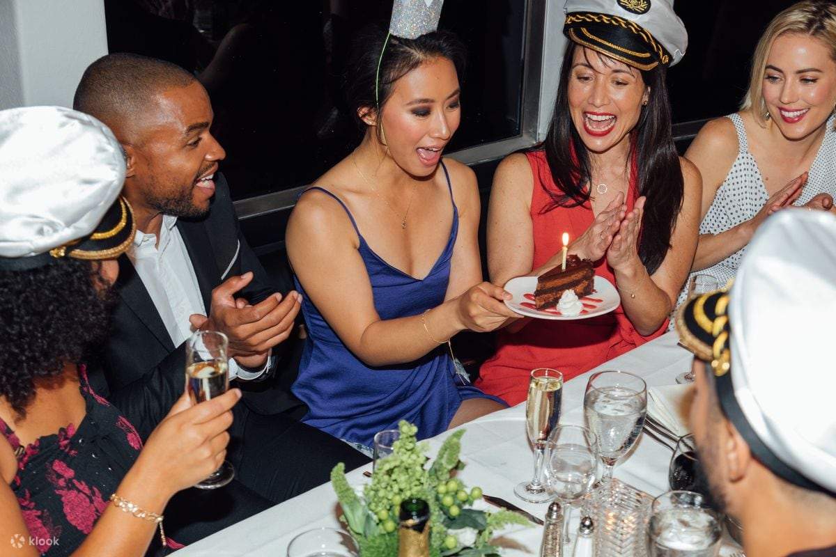 เพื่อนกำลังฉลองวันเกิดของผู้หญิง