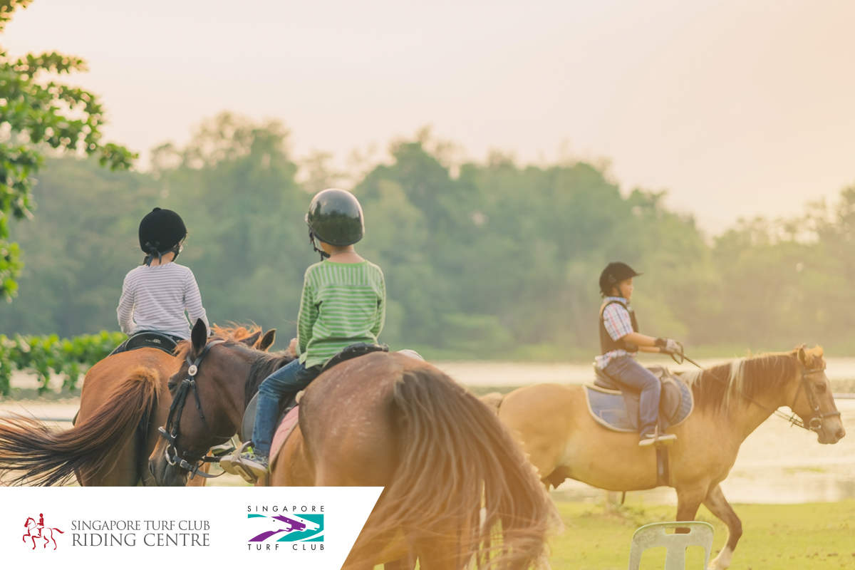 bambini che vanno a cavallo insieme
