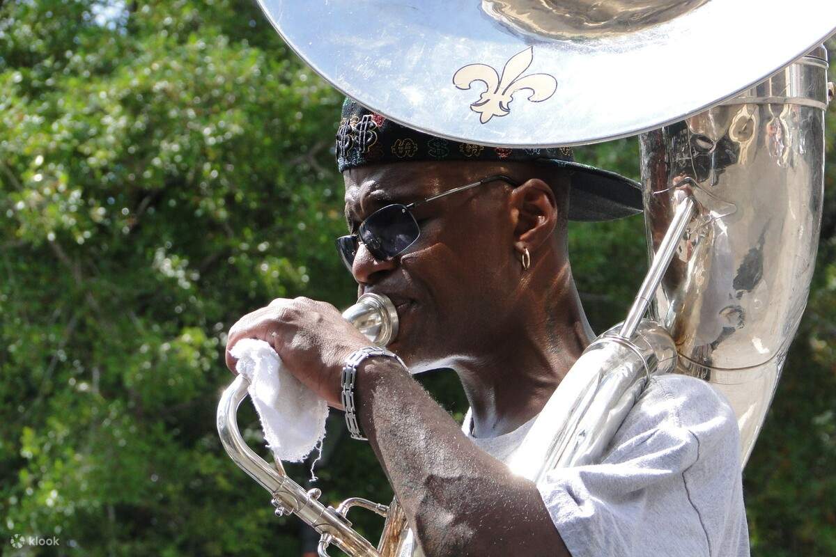 演奏樂器的男子