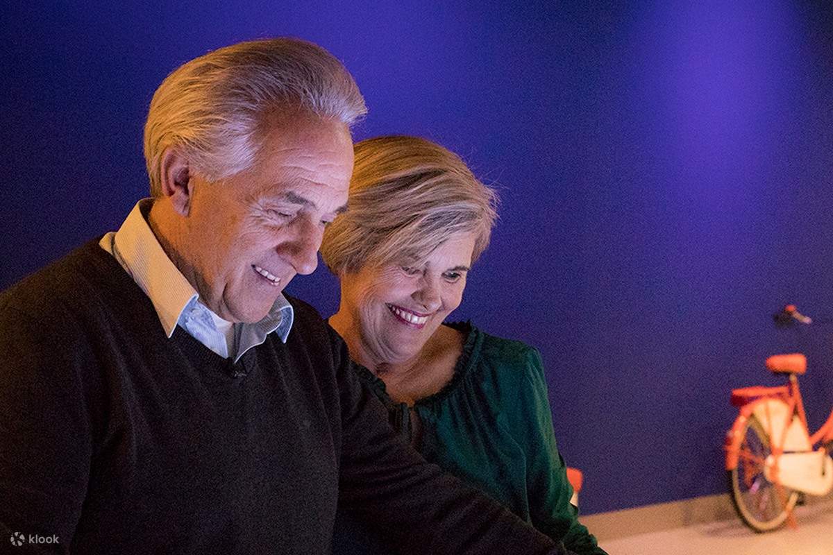 Một cặp đôi đang khám phá THIS IS HOLLAND