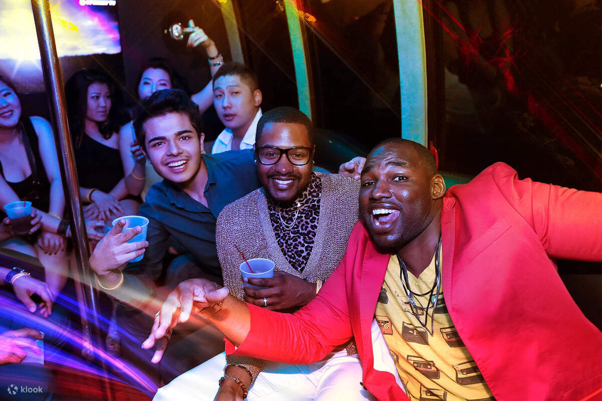 グループで楽しむ人々