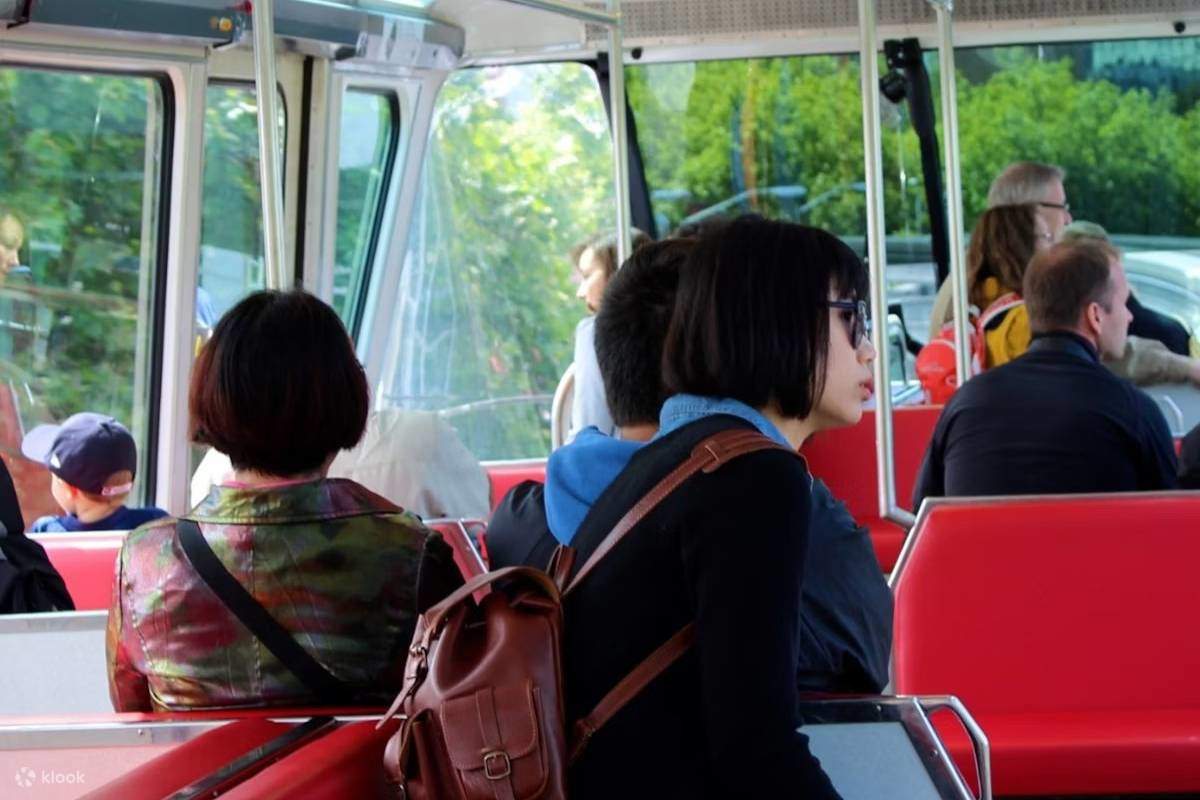 单轨列车上的乘客