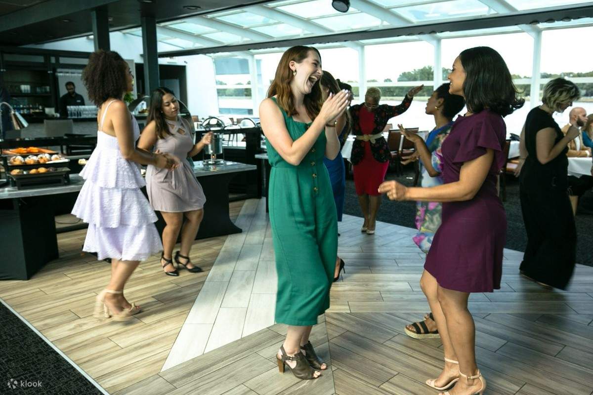 Huéspedes bailando en el crucero con almuerzo