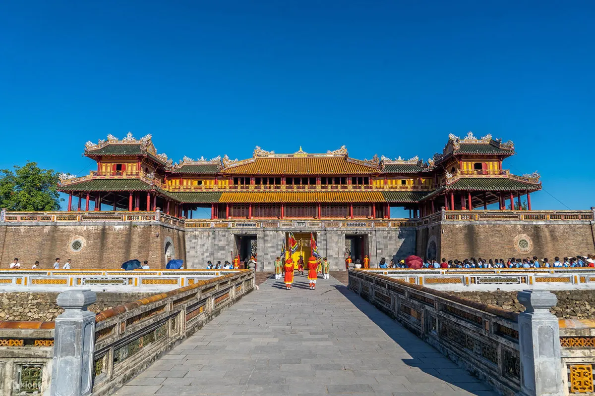 顺化皇城是越南历史上一项引人注目的建筑成就，其修建过程历时30年，动用了数万名建筑工人。