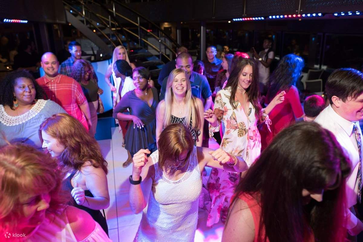 Huéspedes bailando con la música de un DJ en la cubierta