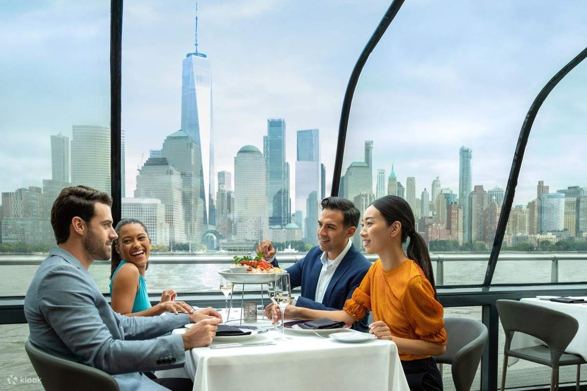 Un groupe multiracial de personnes profitant d'un repas lors d'une croisière