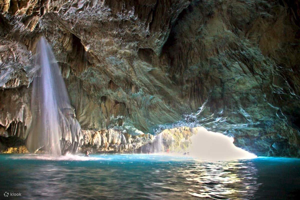 Telusuri gua-gua ajaib dan rasakan sensasi air terjun yang mendebarkan