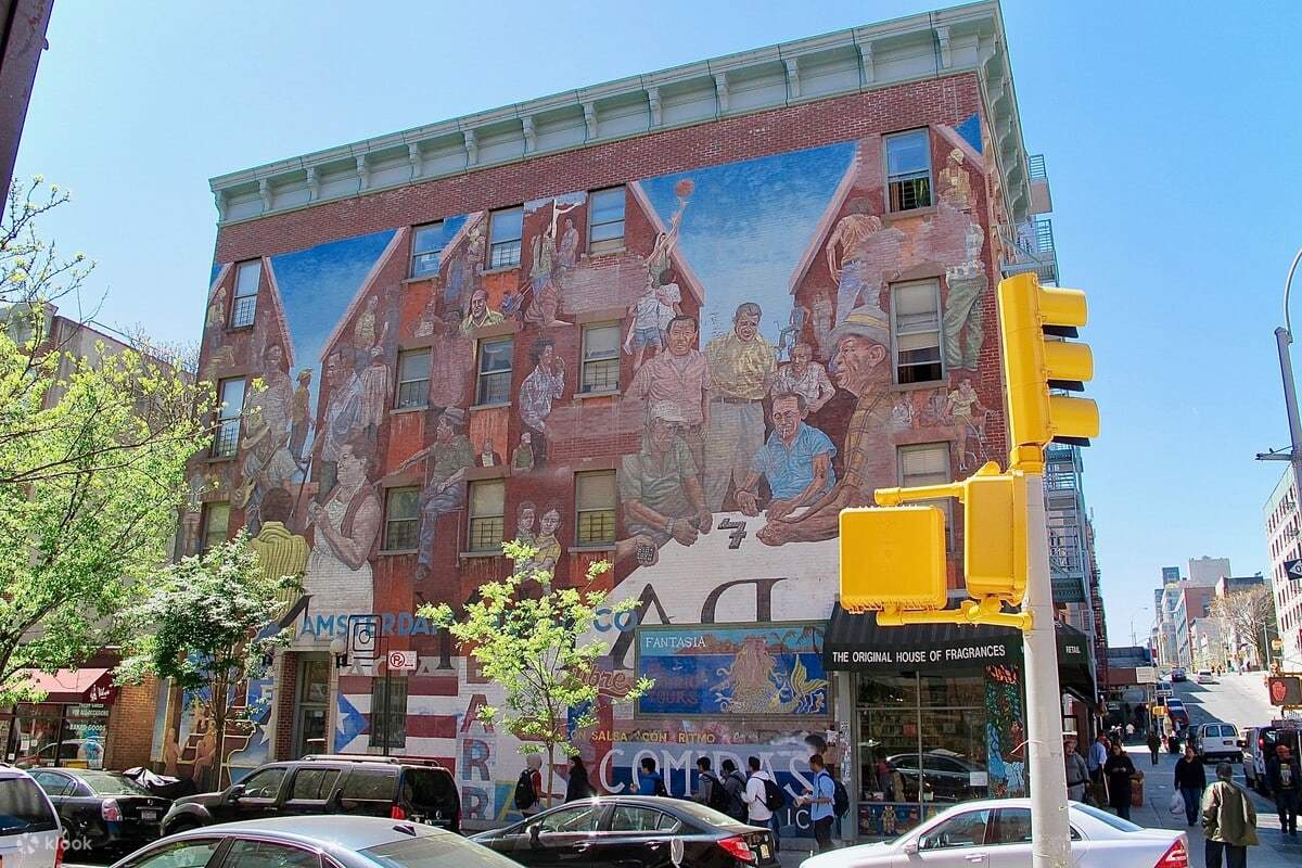 Вид красочной стены