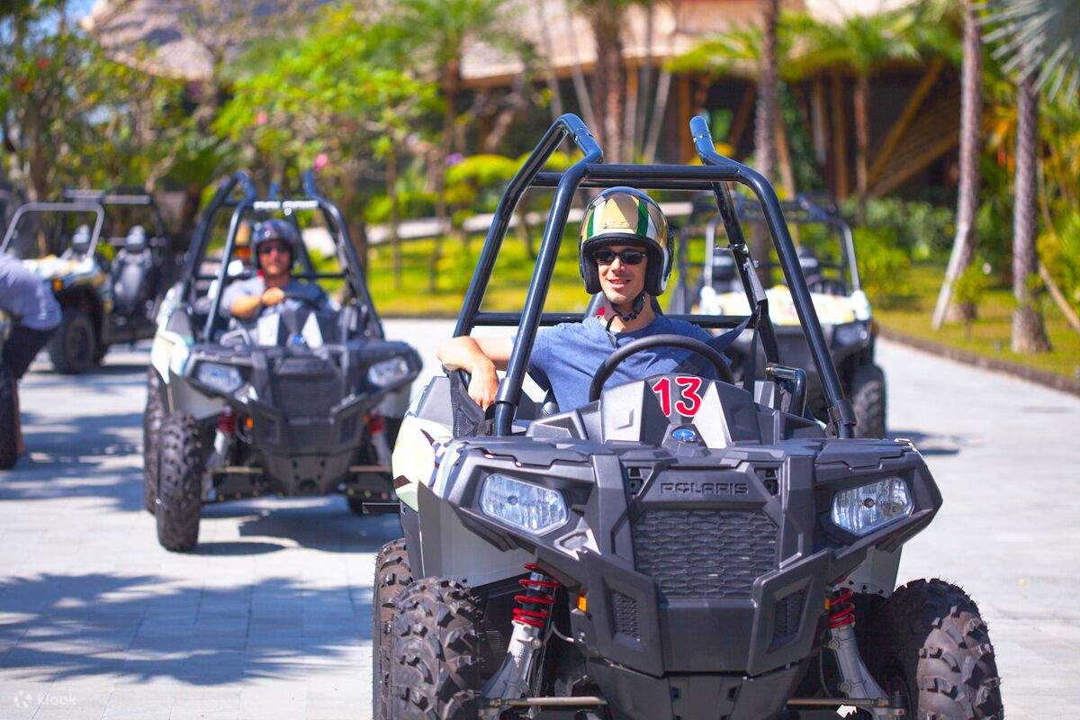 sekelompok pria mengendarai ATV di bali