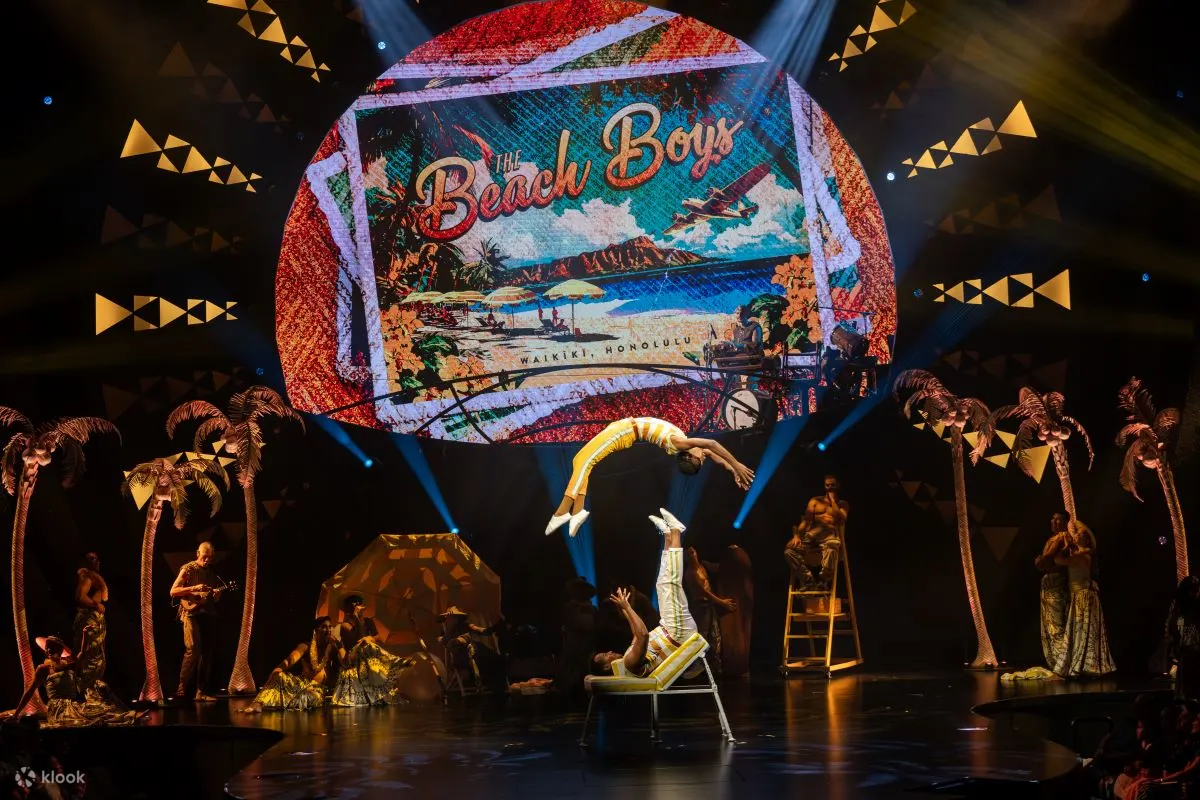 在夏威夷黄金旅游时代庆典上欣赏双人脚部杂耍表演，展现敏捷身手