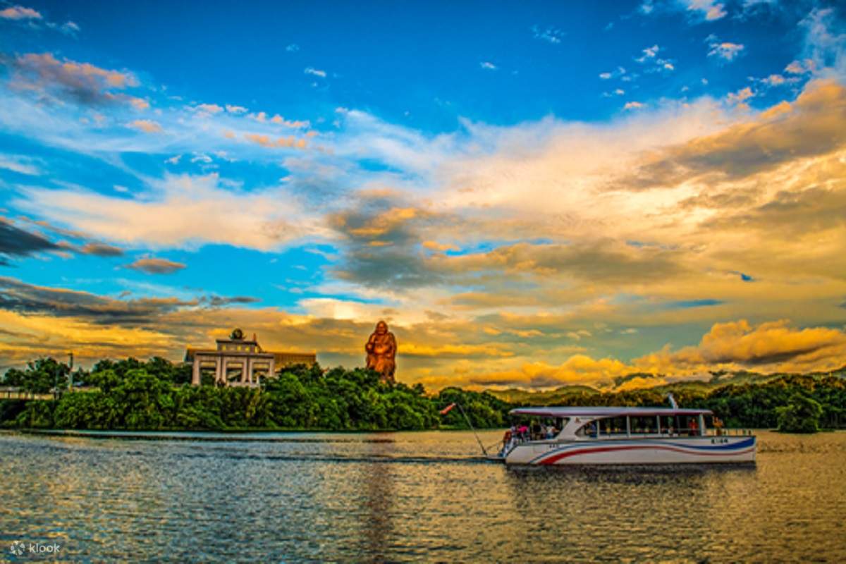 乘搭绿能电动游艇，漫游峨眉湖，享受悠闲的时光