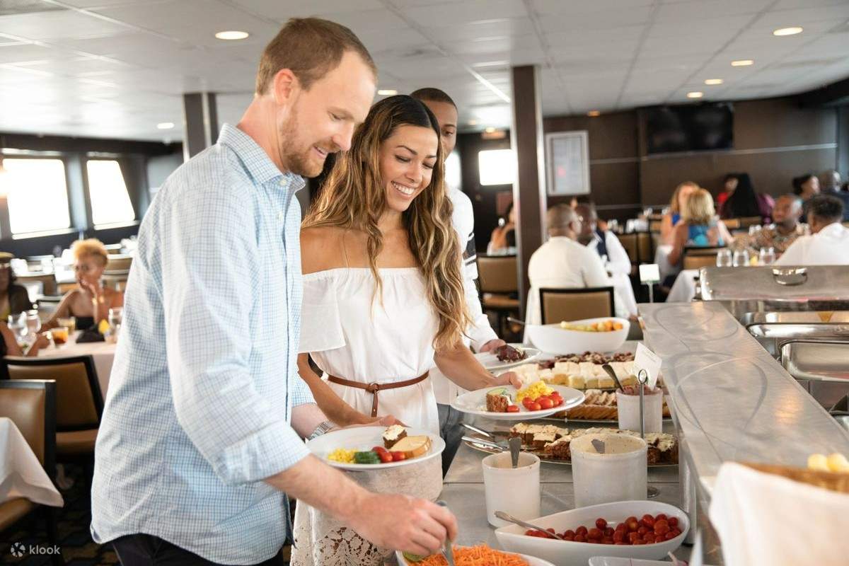 Huéspedes disfrutando de la comida en el crucero con bufé de brunch