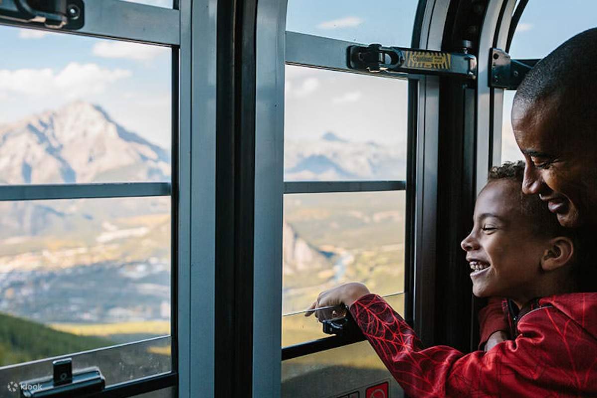 一同体验令人叹为观止的落基山脉，在风景优美的班夫缆车之旅中创造终生难忘的回忆