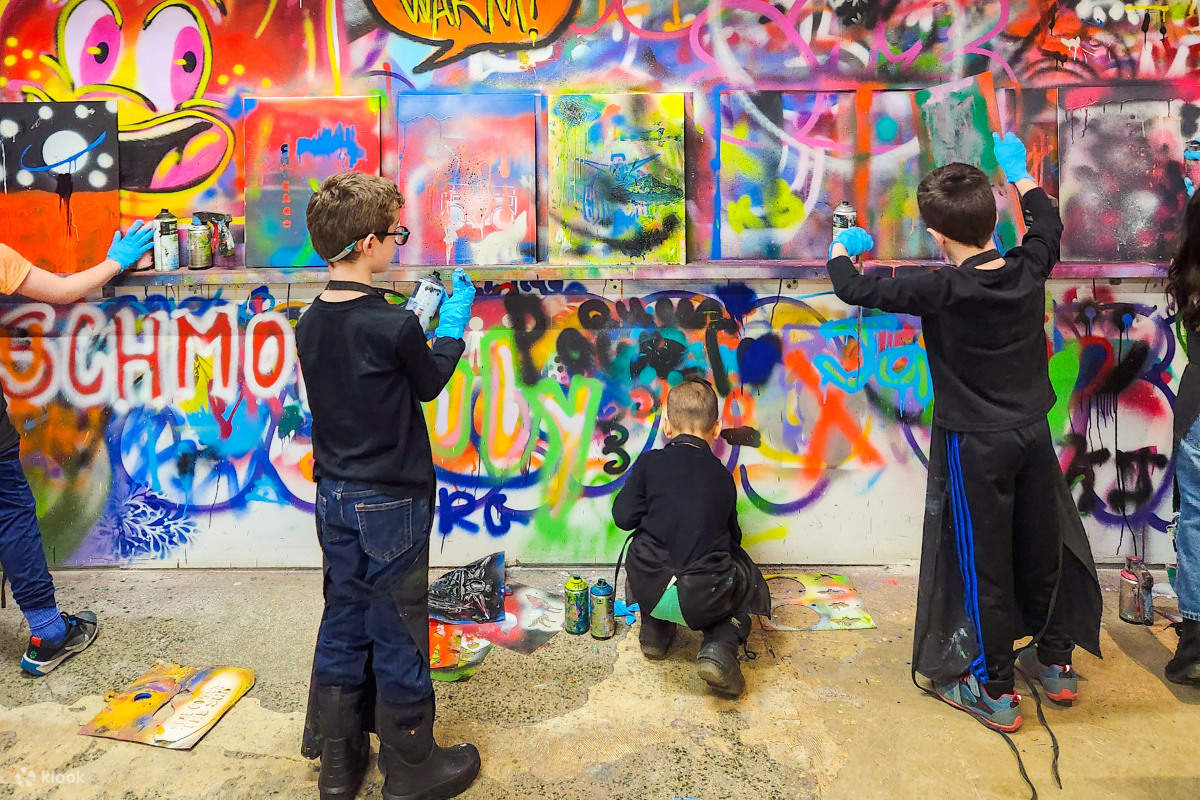 BYOB Spray Paint 'n' Sip at Studio W.I.P. Chicago Klook Estados Unidos