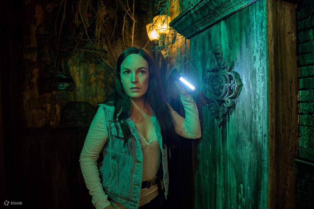 Frau, die eine Fackel hält