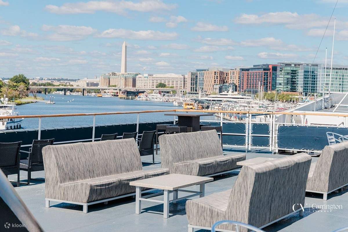 du mobilier sur le pont d'une croisière