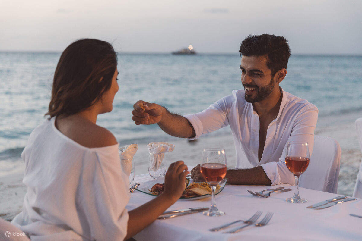 Soirée Blanche : Une fois par semaine, profitez d’un dîner au bord de la plage avec un buffet de qualité supérieure