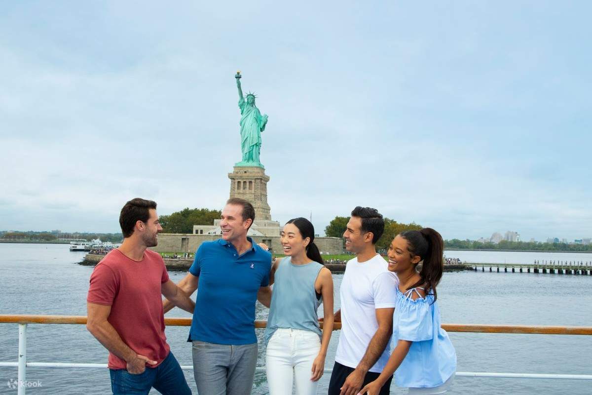 Huèspedes disfrutando de un momento frente a la Estatua de la Libertad