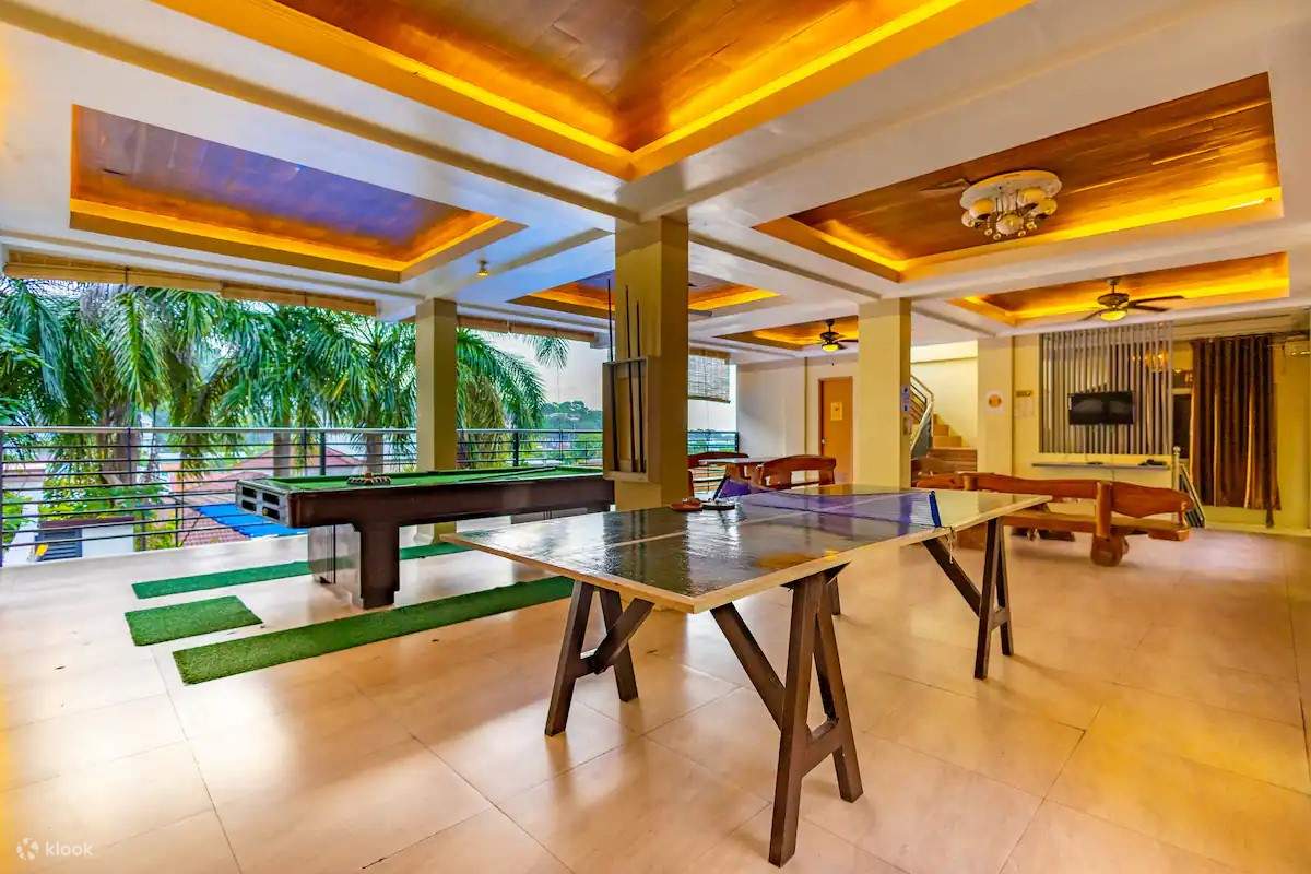 Un espace de loisirs avec une table de billard et une table de ping-pong