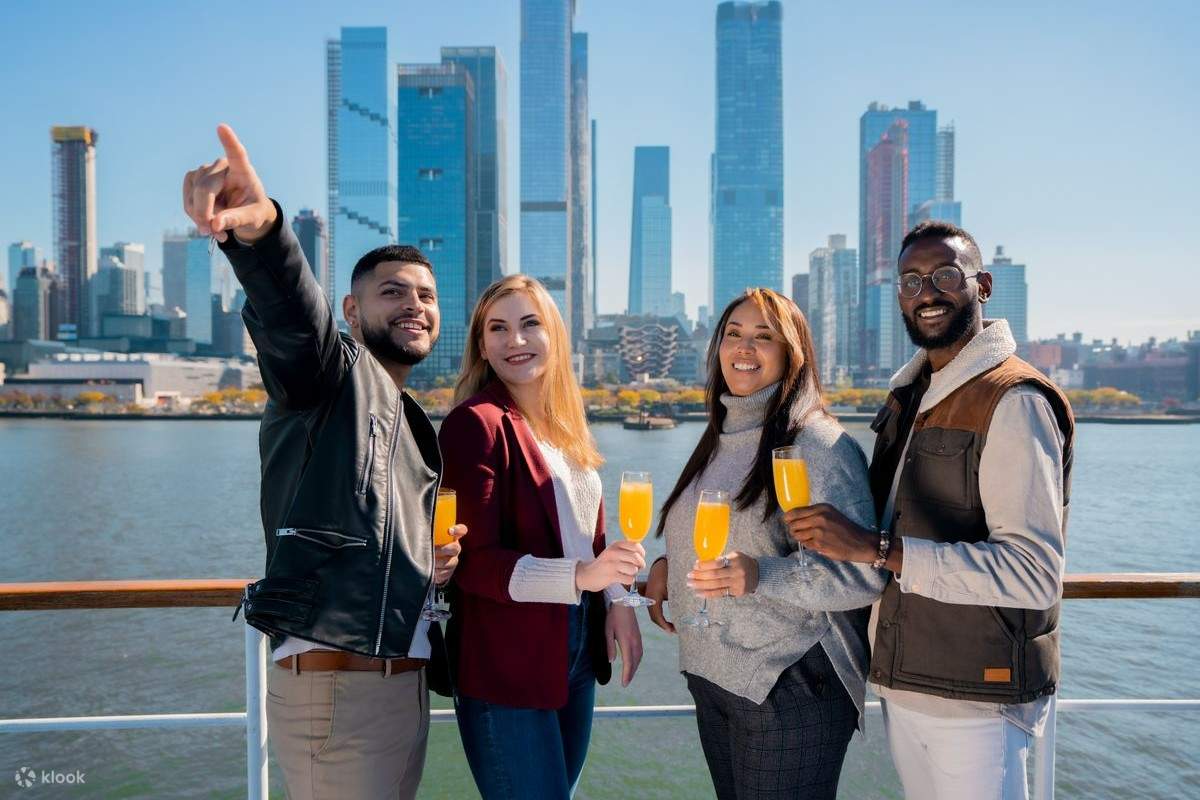 Huésperes con el telón de fondo de la ciudad de Nueva York