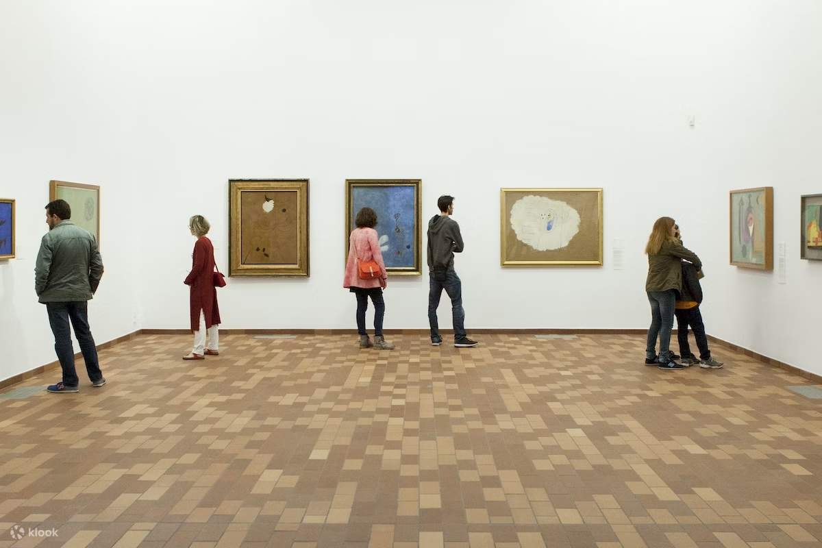 博物館を見学する人々