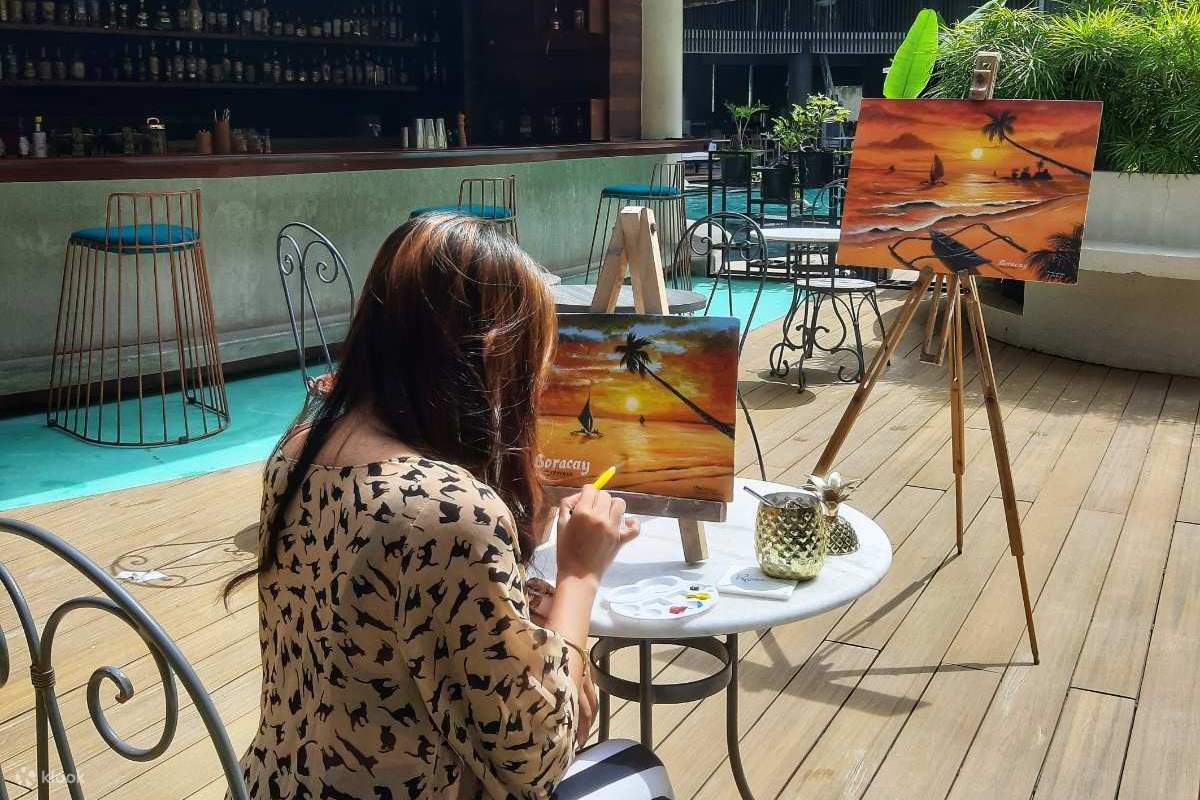 女性がテーブルに向かい情熱的にキャンバスに絵を描き、創造性を表現し、アートに命を吹き込んでいます